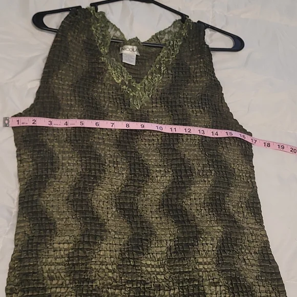 Nicola green sleeveless blouse. - Picture 6 of 8